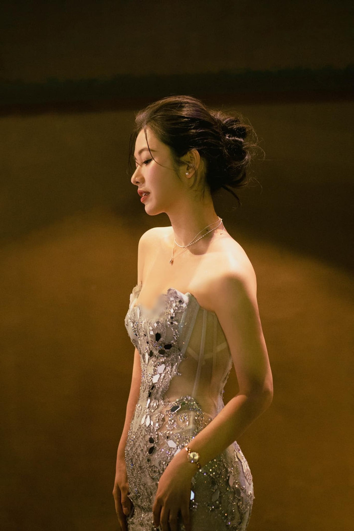 Oanh Kiều gây ấn tượng bởi nét đẹp dịu dàng, trong trẻo và rất điện ảnh. Nữ diễn viên sở hữu gương mặt thanh tú, làn da sáng, vóc dáng cân đối, gợi cảm.