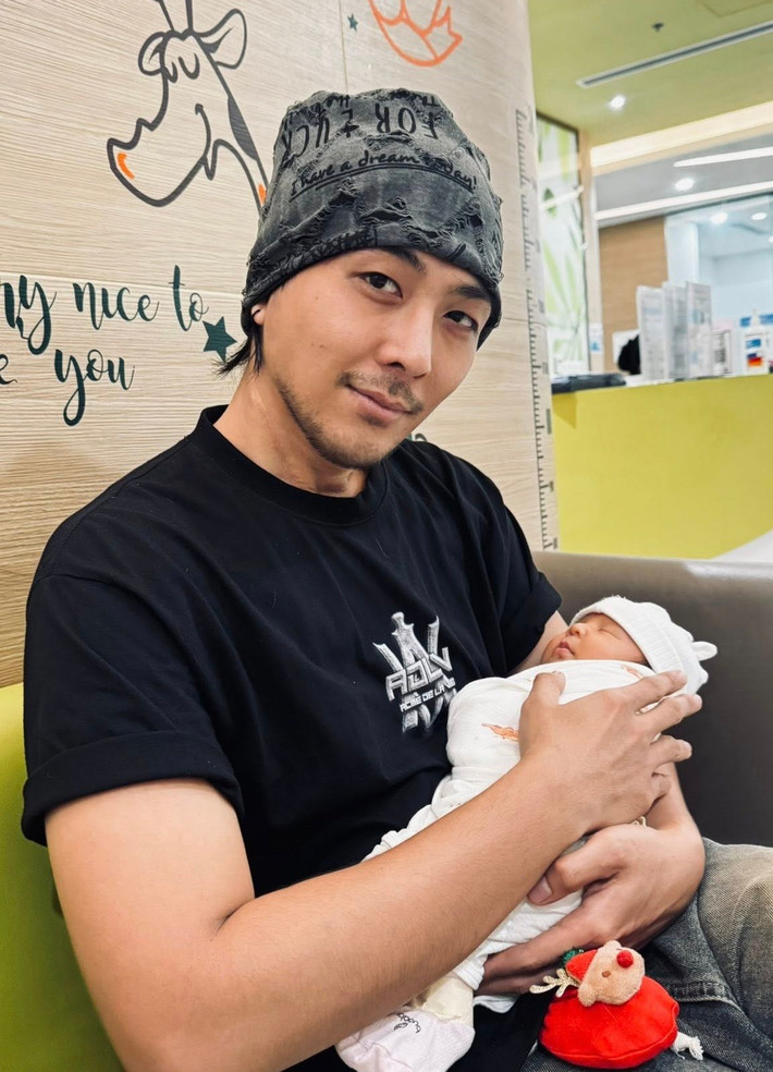 "Ba không giàu nhưng ba đẹp trai. Con nhớ như vậy là được con nhé", Quang Sơn viết trên trang cá nhân. Ảnh: FB Quang Sơn.