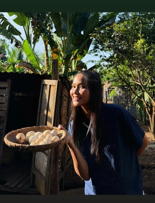 "Ở quê, mẹ Hen toàn cho Hen ăn đồ nhà có, đơn sơ, mộc mạc", nàng hậu tiết lộ. Ảnh: FB H'hen Niê.