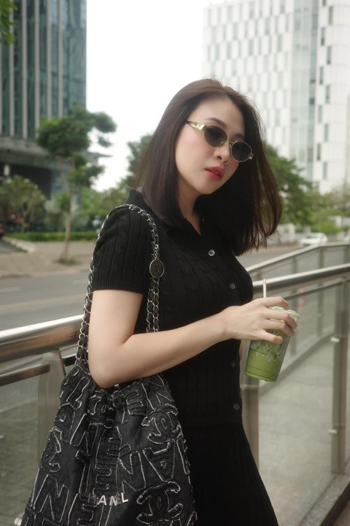 Nhiều năm qua, nữ ca sĩ tập trung kinh doanh. Sau khi kết hôn với Cường Đô la, ngoài các cơ sở kinh doanh riêng, cô còn đồng hành cùng chồng trong công việc. Ảnh: FB Đàm Thu Trang.