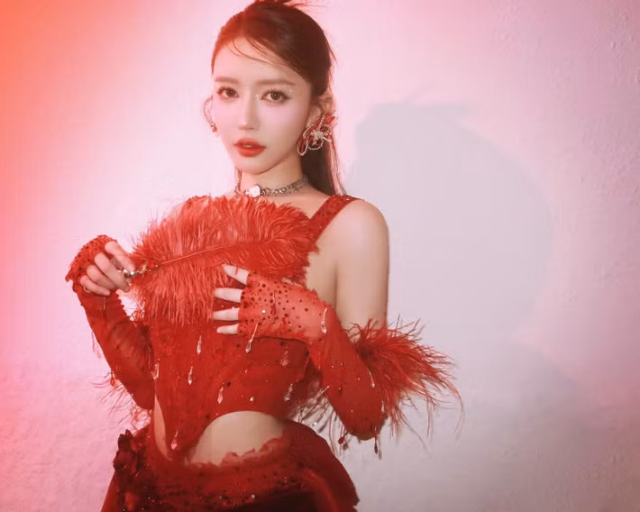 Bích Phương cũng thuộc nhóm nhạc nữ toàn năng (Best 5) ở Em xinh say hi. Ảnh: FB Bích Phương.