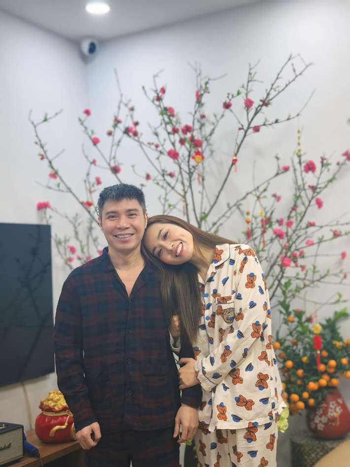 Vài ngày sau ca mổ, sức khoẻ của Công Lý tốt hơn, tinh thần cũng khá lên. Bởi vậy, nam diễn viên xin xuất viện sớm. Ảnh: FB Ngọc Hà.