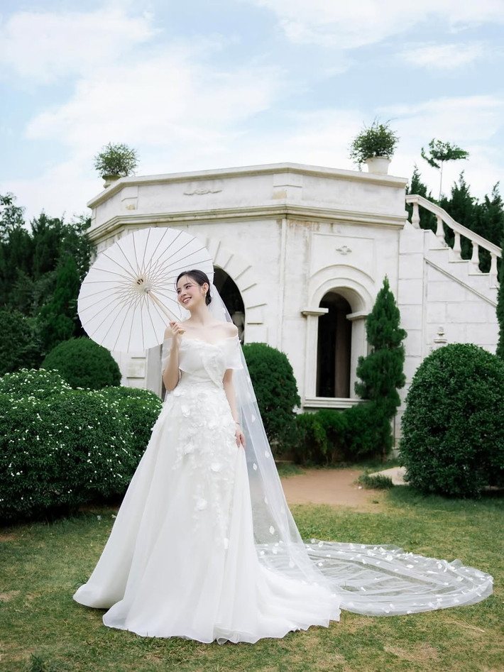 "Em không bao giờ quên trên chuyến máy bay vào TPHCM. Nơi mà tình yêu bắt đầu khi em gặp mẹ và nên duyên với cậu con trai của mẹ", Hương Liên tiết lộ. Ảnh: Instagram Hương Liên.