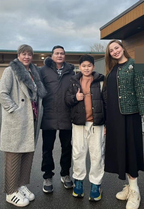 Gần đây, bố mẹ đẻ của Diễm Hương sang Canada, tặng cháu trai thứ hai một chiếc xe hơi. "Ba bé Ong thay bé Ong nhận quà sớm. Ông Bà Ngoại kêu xe không đủ chỗ sắp tới rồi. Anh hai lớn quá, em Ong không có chỗ", Diễm Hương bày tỏ. Ảnh: FB Diễm Hương.