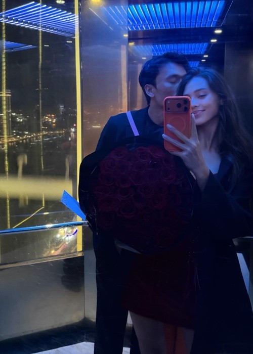 Vợ chồng nam thủ môn vẫn mặn nồng như thuở mới hẹn hò. Dịp Valentine 2026, cả hai thoải mái chụp ảnh selfie tình tứ trong thang máy. Ảnh: FB Bùi Tiến Dũng.