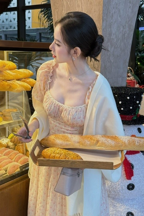 Cô cao khoảng 1m7, sở hữu thân hình cân đối với tỷ lệ hài hòa. Bờ vai thon, cánh tay nhỏ và vòng eo gọn giúp cô phù hợp với nhiều kiểu trang phục, từ đầm ôm dáng đến các thiết kế suông mềm mại. Khi diện váy dạ hội hoặc trang phục tôn dáng, lợi thế chiều cao tạo cho cô vẻ thanh mảnh và sang trọng.