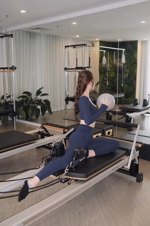 Nữ người mẫu chăm chỉ tập luyện để giữ vóc dáng.