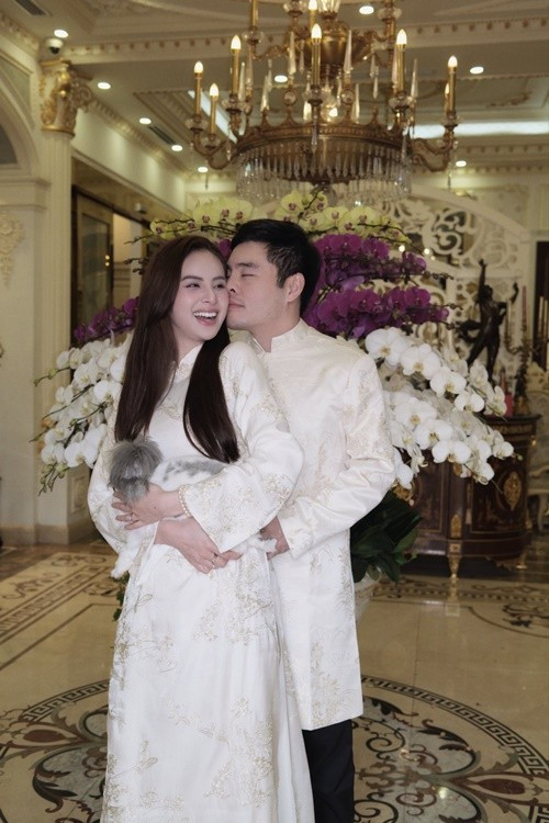 Dịp Tết vừa qua, vợ chồng Hương Liên đăng tải những hình ảnh tình tứ. Trong cuộc trò chuyện với bạn bè trên mạng xã hội, người đẹp cho biết cô phải tìm mọi cách để chồng tạo dáng như người mẫu.