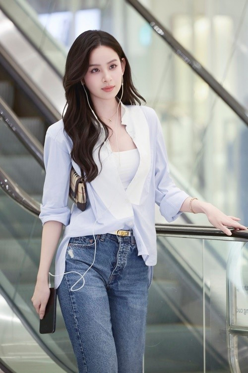 Hương Liên sở hữu đôi mắt trong, có chiều sâu, thường được trang điểm nhẹ để giữ nét tự nhiên; sống mũi thanh gọn. Nhiều khán giả nhận xét cô ngày càng rạng rỡ sau khi kết hôn.