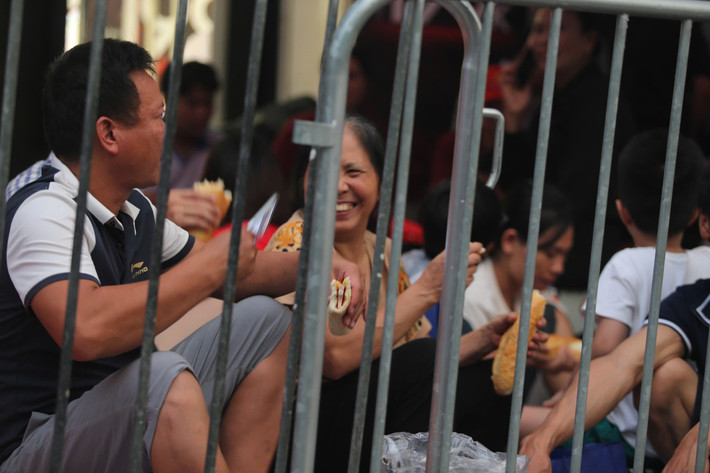 Không khí vui vẻ trong bữa tối 1/9 của nhiều người dân trên phố Sơn Tây.