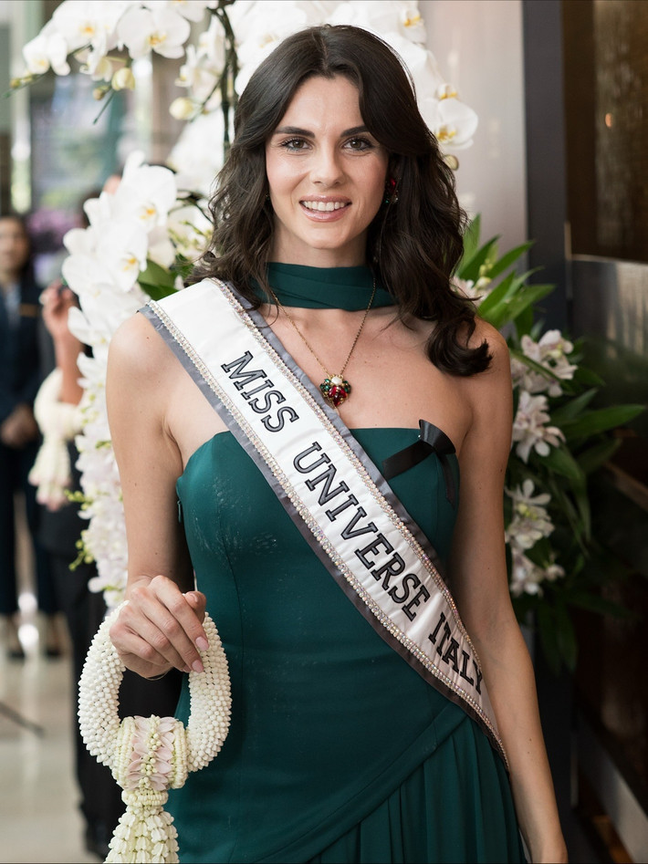 Các thí sinh hiện tại kêu gọi khán giả bình chọn để vào top 10 ăn tối cùng ông Nawat, Phó chủ tịch Miss Universe Asia. Ảnh: Miss Universe.