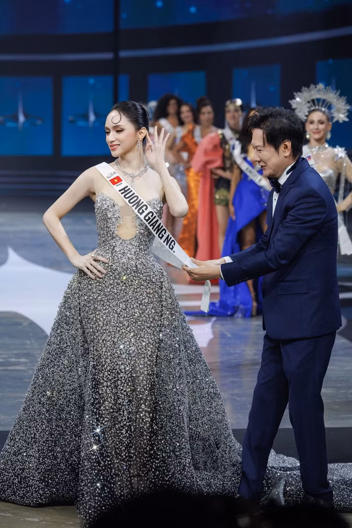Tối ngày 19/5, Hương Giang cùng 57 thí sinh của MGI All Stars 2026 tham gia đêm tiệc chào mừng. Là thí sinh chiến thắng hạng mục bình chọn “All Stars: World Famous”, cô nhận màn vinh danh riêng ngay trên sân khấu.