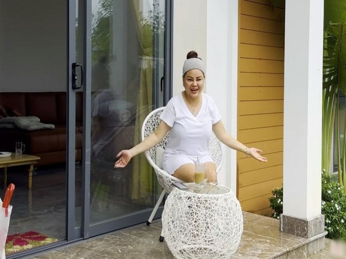 Lê Giang từng đăng tải các video ghi lại cuộc sống của cô cùng gia đình ở biệt thự vườn. Ảnh: Người Đưa Tin.