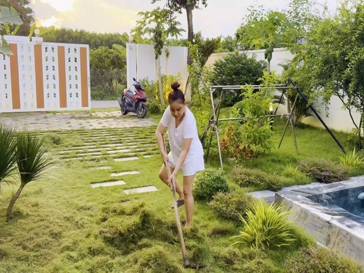 Thiết kế biệt thự theo phong cách đơn giản, tiện nghi, ưu tiên sự thoải mái trong sinh hoạt. Các khu vực sân vườn, lối đi, góc ngồi thư giãn được bố trí hài hòa, đủ để gia chủ tận hưởng không khí trong lành, tránh xa sự ồn ào của phố thị. Không gian ngoài trời cũng là nơi Lê Giang thường tiếp đón bạn bè, đồng nghiệp đến thăm. Ảnh: Người Đưa Tin.