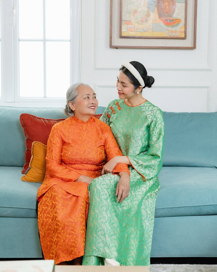 Hà Tăng thường ưu tiên phom dáng áo dài đường cắt may tinh tế, giữ được sự kín đáo, nền nã.