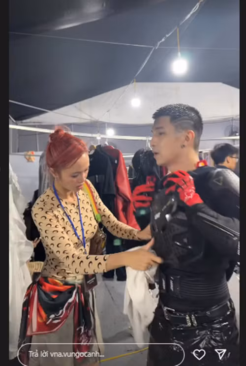 Vũ Ngọc Anh giúp Cường Seven thay trang phục. Ảnh: FB Vũ Ngọc Anh.