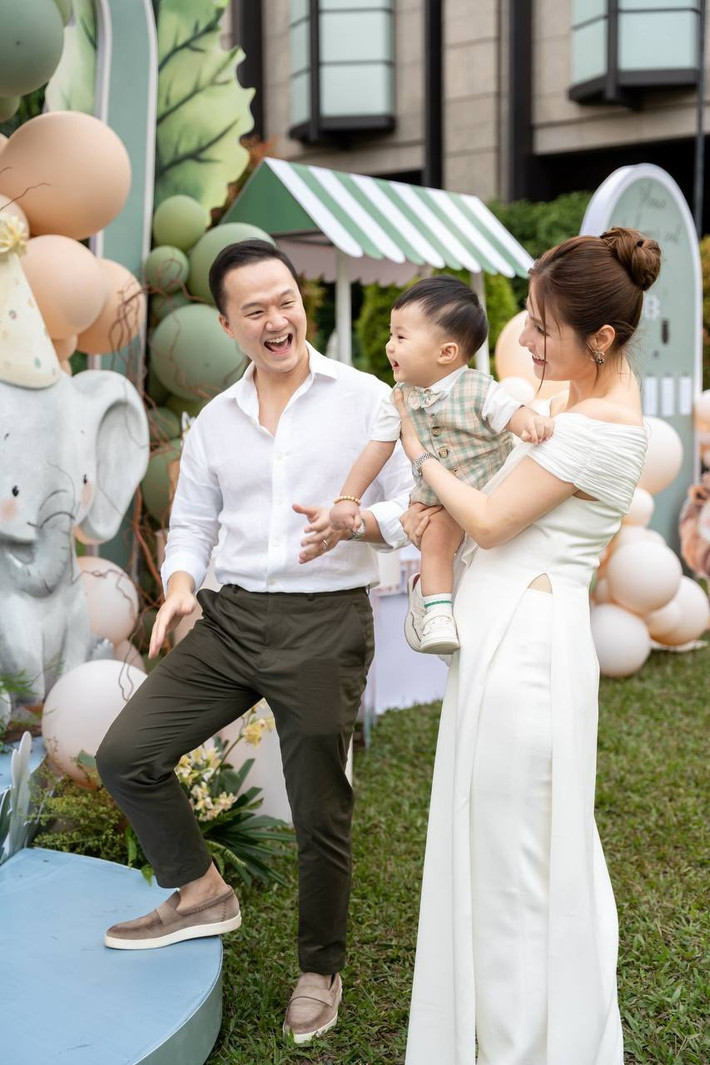 Bé Nguyễn Vũ Vương - con trai của nữ diễn viên Diễm My 9x và doanh nhân Vinh Nguyễn vừa đón sinh nhật. Diễm My viết trên trang cá nhân: "Thế là em bé tròn 1 tuổi, còn mẹ thì cũng kịp thêm một tuổi mới trong cùng tháng. Hai mẹ con sinh cùng tháng nên niềm vui được nhân đôi luôn. Bữa tiệc nhỏ xinh của em nhưng đầy ắp tiếng cười, mấy bạn nhỏ mê mà người lớn cũng thích. Một tuổi mới, một khởi đầu thật đáng nhớ".