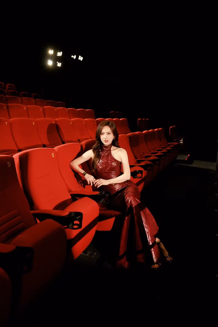 Bên cạnh nhan sắc cuốn hút, Phương Anh Đào còn được đánh giá cao nhờ khả năng diễn xuất nội tâm, khéo léo sử dụng ánh mắt, biểu cảm gương mặt và ngôn ngữ cơ thể để truyền tải tâm trạng nhân vật thay vì phụ thuộc vào lời thoại.