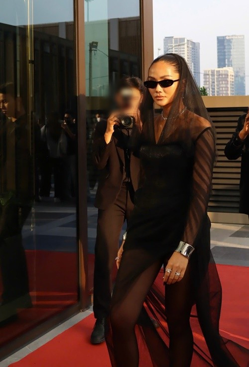 Nàng hậu cảm thấy hồi hộp khi tái xuất thảm đỏ thời trang sau ít tháng vắng bóng. Ảnh: FB H'hen Niê.