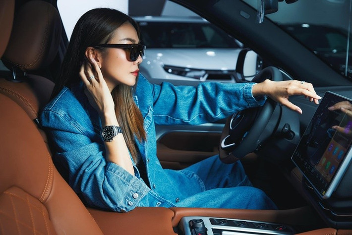 Thanh Hằng tự tậu loạt xe sang đắt giá. Trong ảnh, người đẹp khoe chiếc xe 2,3 tỷ đồng vào đầu năm 2025. Ảnh: FB Thanh Hằng.