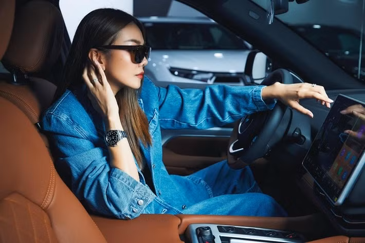 Thanh Hằng tự tậu loạt xe sang đắt giá. Trong ảnh, người đẹp khoe chiếc xe 2,3 tỷ đồng vào đầu năm 2025. Ảnh: FB Thanh Hằng.
