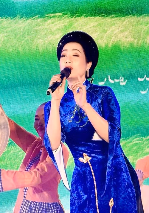 Tháng 6/2025, cô tốt nghiệp thạc sĩ chuyên ngành Nghệ thuật Điện ảnh Truyền hình tại Đại học Sân khấu &amp; Điện ảnh Hà Nội. Ảnh: FB Trịnh Kim Chi.