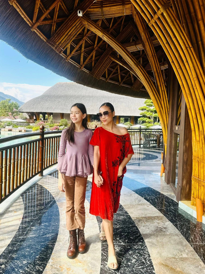 Bé Sol thành thạo tiếng Anh, Thuỵ Điển và Việt.