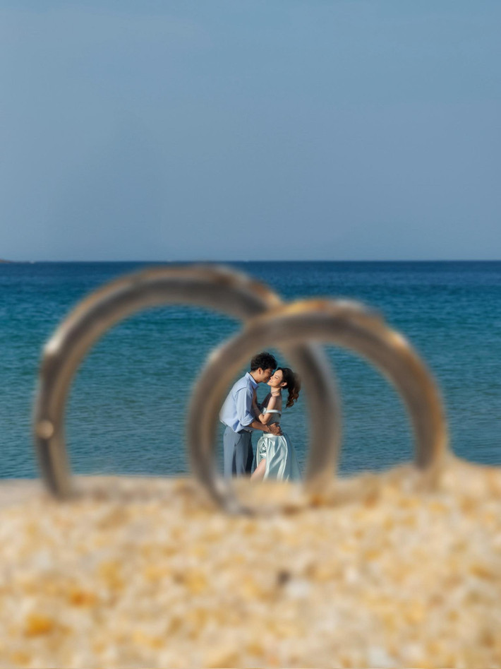 Đoàn Minh Tài hơn Sunny Đan Ngọc 16 tuổi. Theo Vietnamnet, chạm mặt trong một chương trình thiện nguyện, Sunny Đan Ngọc mở lời "chào chú" khiến Đoàn Minh Tài ái ngại. Từ đó, cả hai dần thân thiết, đồng hành nhau trong công việc và cả những lúc khó khăn, bế tắc. Ảnh: FB Sunny Đan Ngọc.