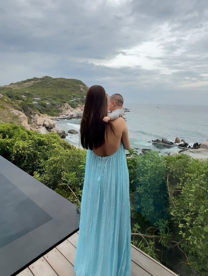 Diễm My thường đăng ảnh con trai chụp từ phía sau. Ảnh: Instagram Diễm My.