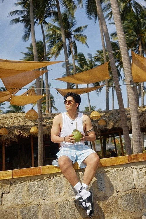 Hồ Quang Hiếu từng tham gia Vietnam Idol năm 2007 nhưng không tạo ấn tượng. Chỉ sau khi cho ra mắt album đầu tay Chỉ cần em hạnh phúc năm 2011, anh mới được khán giả biết đến. Đặc biệt, bản hit Con bướm xuân vào cuối năm 2013 đã giúp nam ca sĩ trở nên nổi tiếng trong làng giải trí Việt. Một số ca khúc gây bão khác của Hồ Quang Hiếu gồm Nơi ấy con tìm về, Không cảm xúc, Đừng buông tay anh. Ảnh: FB Hồ Quang Hiếu.