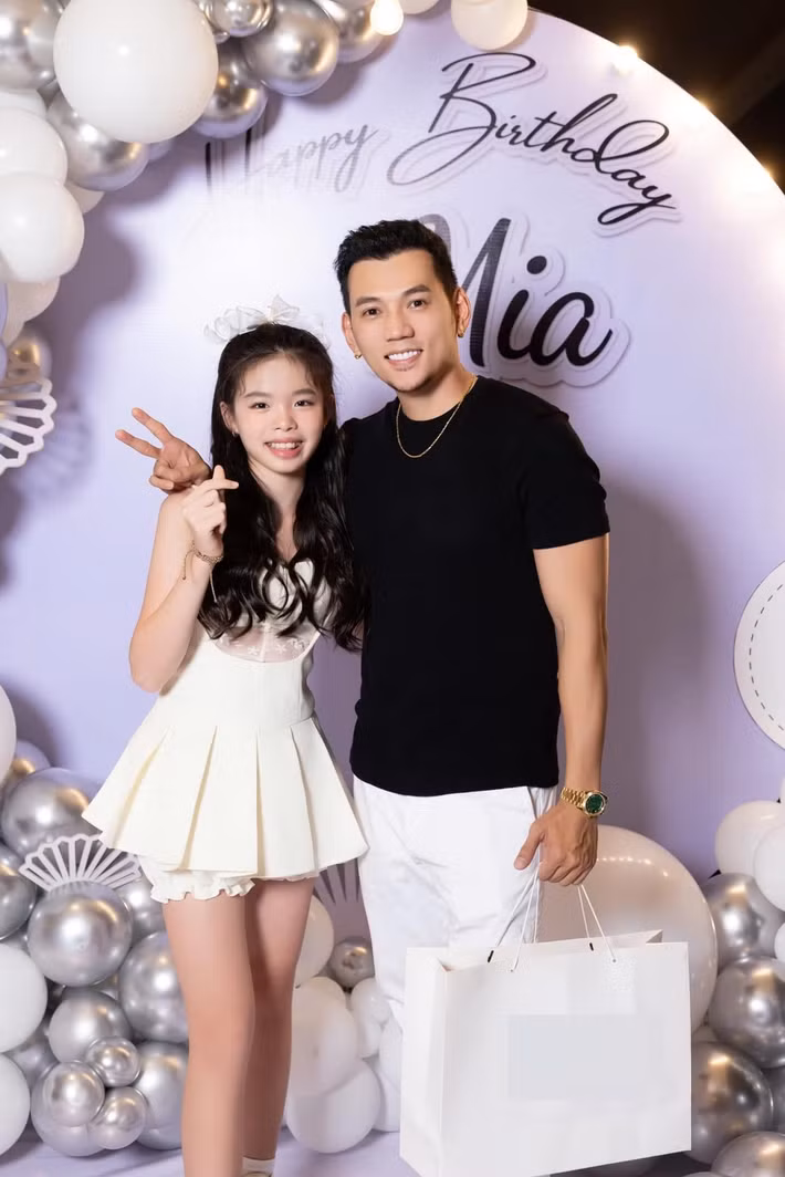 Bé Mia đã gọi Lý Bình là ba ngay từ khi nam diễn viên hẹn hò Phương Trinh Jolie. Ảnh: FB Lý Bình.