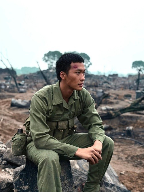 Trong phim điện ảnh Mưa đỏ, nhân vật Bình của Lâm Thanh Nhã là họa sĩ trẻ tòng quân theo tiếng gọi tổng động viên. Ảnh: FB Lâm Thanh Nhã.