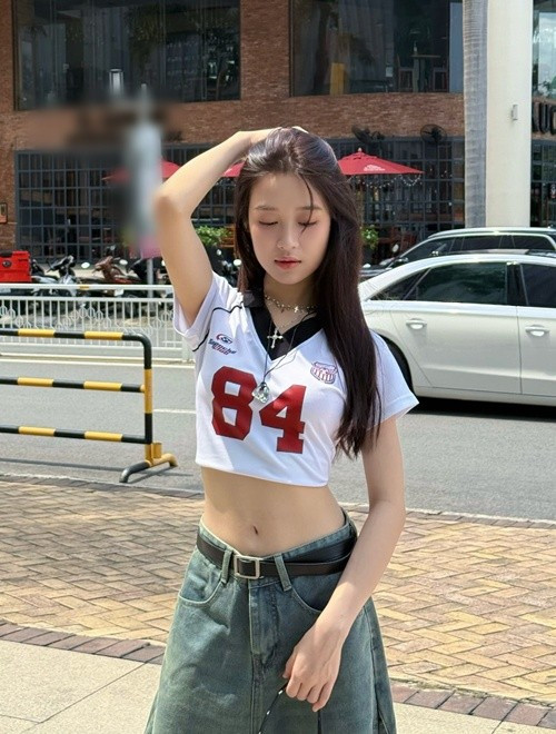 Hình ảnh nữ diễn viên phim Lật mặt 8: Vòng tay nắng cá tính, gợi cảm trên phố khiến nhiều người không khỏi bất ngờ bởi cô chuộng váy áo điệu đà. Ảnh: FB Bảo Ngọc.