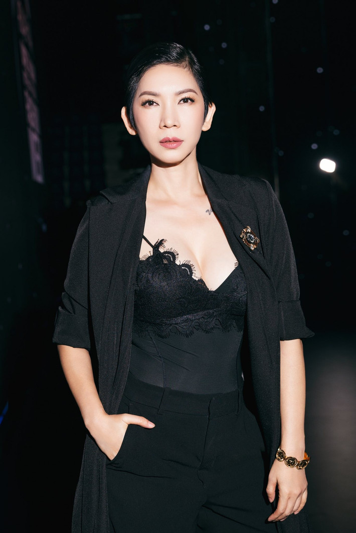 Xuân Lan viết: “Đạt yêu thương vợ con vô điều kiện. Một chàng trai nổi loạn cá tính bỗng dưng hiền lành bao dung, bất chấp điều tiếng xã hội, vẫn kiên trì cố gắng làm ba tốt của con cho dù còn nhiều bỡ ngỡ. Cách đây 3 năm, khi mình mời mẹ con Ngọc ra Hà Nội diễn show thời trang. Lúc lo cho mấy bé người mẫu nhí ở hậu trường, mình nhìn thấy 1 chàng trai xăm trổ đầy mình đứng ở cổng cười vẫy tay với bạn nhỏ ở trong. Bạn hỏi mình “em đến tìm Gà Cún”. Lúc đó mình mới nhận ra đó là Đạt. Từ đó mình có lòng tin là chàng trai này sẽ là một người ba thật sự của Gà Cún”. Ảnh: FB Xuân Lan.