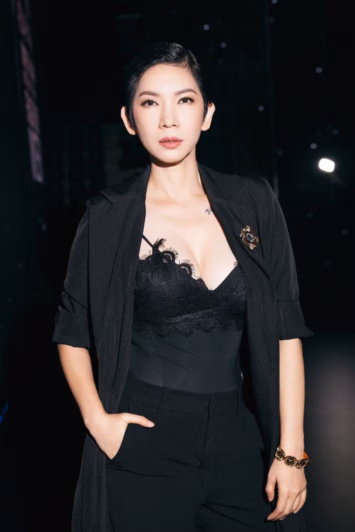 Xuân Lan viết: “Đạt yêu thương vợ con vô điều kiện. Một chàng trai nổi loạn cá tính bỗng dưng hiền lành bao dung, bất chấp điều tiếng xã hội, vẫn kiên trì cố gắng làm ba tốt của con cho dù còn nhiều bỡ ngỡ. Cách đây 3 năm, khi mình mời mẹ con Ngọc ra Hà Nội diễn show thời trang. Lúc lo cho mấy bé người mẫu nhí ở hậu trường, mình nhìn thấy 1 chàng trai xăm trổ đầy mình đứng ở cổng cười vẫy tay với bạn nhỏ ở trong. Bạn hỏi mình “em đến tìm Gà Cún”. Lúc đó mình mới nhận ra đó là Đạt. Từ đó mình có lòng tin là chàng trai này sẽ là một người ba thật sự của Gà Cún”. Ảnh: FB Xuân Lan.