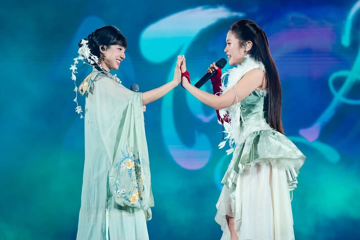 Khả Lâu cho biết, cô muốn dành một lời cảm ơn thật đặc biệt đến Phương Mỹ Chi. “Cảm ơn Chi đã mời mình đến buổi fan meeting của bạn, và cũng chính nhờ lời mời ấy mà mình có được một sân khấu, một sinh nhật mà có lẽ cả đời này mình sẽ không bao giờ quên. Từ lời mời ban đầu, đến khoảnh khắc đứng trên sân khấu, rồi bất ngờ nhận được chiếc bánh sinh nhật sau khi biểu diễn mình thật sự cảm nhận được cảm giác được trân trọng và được nhớ đến bằng sự dịu dàng”. Ảnh: Instagram Khả Lâu.