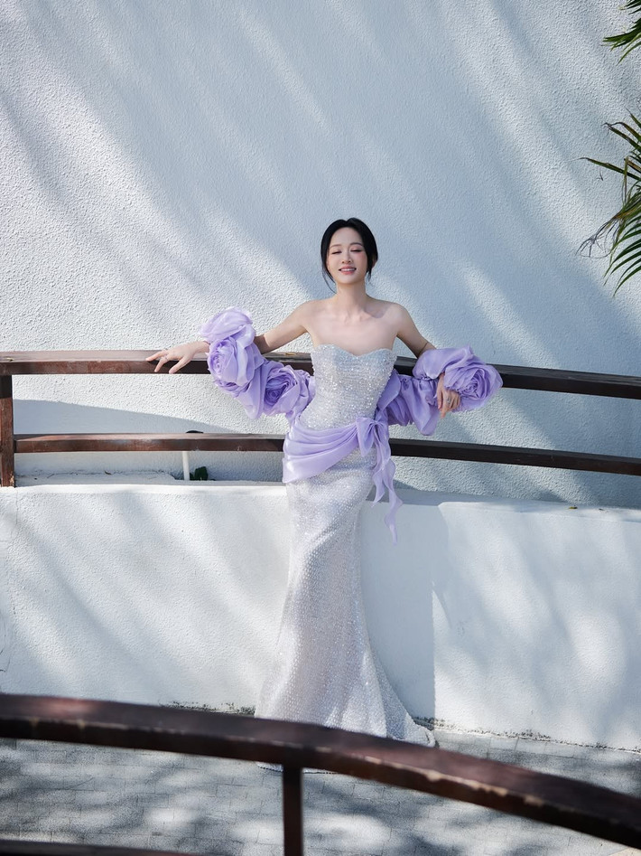 Lối trang điểm tông hồng đào nhẹ nhàng, tự nhiên giúp tôn lên làn da trắng mịn màng của Trần Kiều Ân.