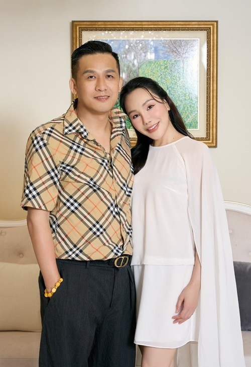 Doanh nhân Công Thành thi thoảng xuất hiện bên Hồ Quỳnh Hương sau đám cưới.