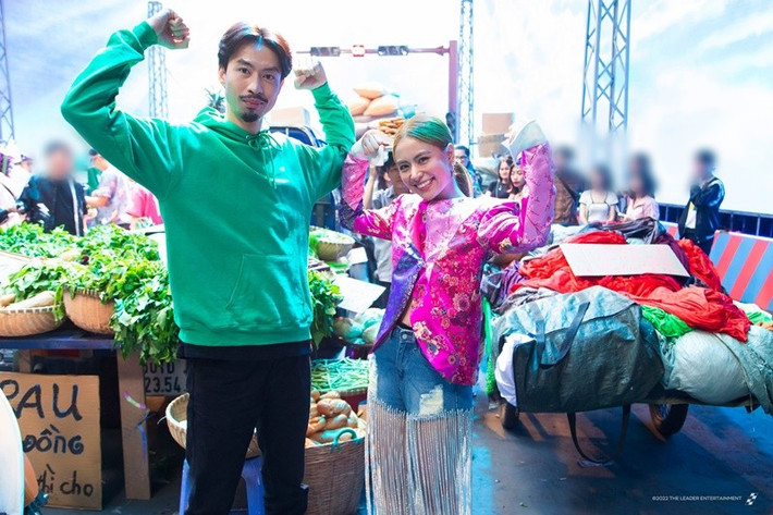 Năm 2022, Đen Vâu và Hoàng Thùy Linh hợp tác ra mắt sản phẩm âm nhạc Gieo quẻ. Ảnh: Dân Việt.