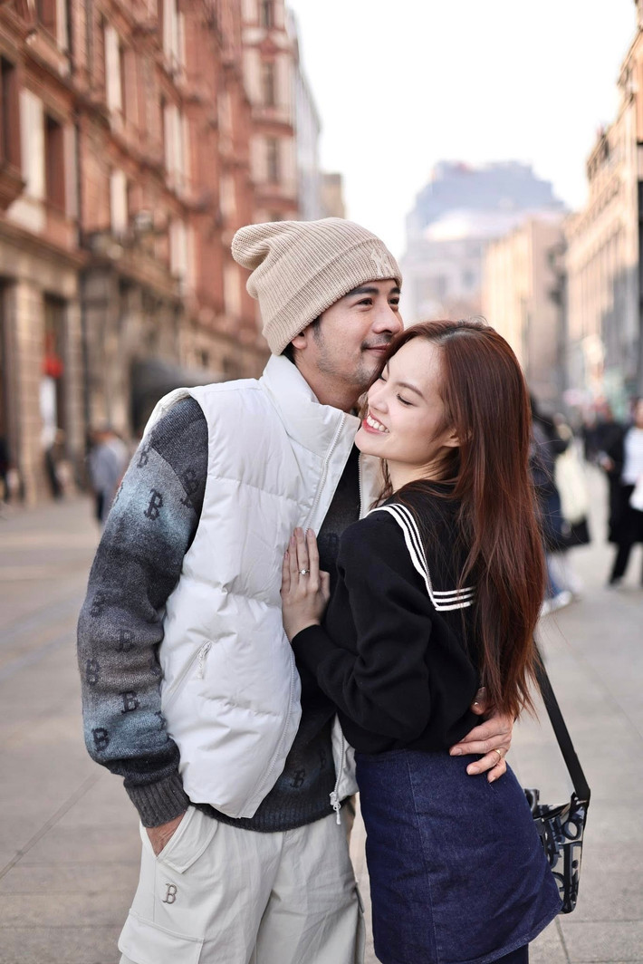 Trong đời sống thường ngày, cặp đôi tận hưởng những khoảnh khắc giản dị, ấm áp bên nhau. Ảnh: FB Đoàn Minh Tài.