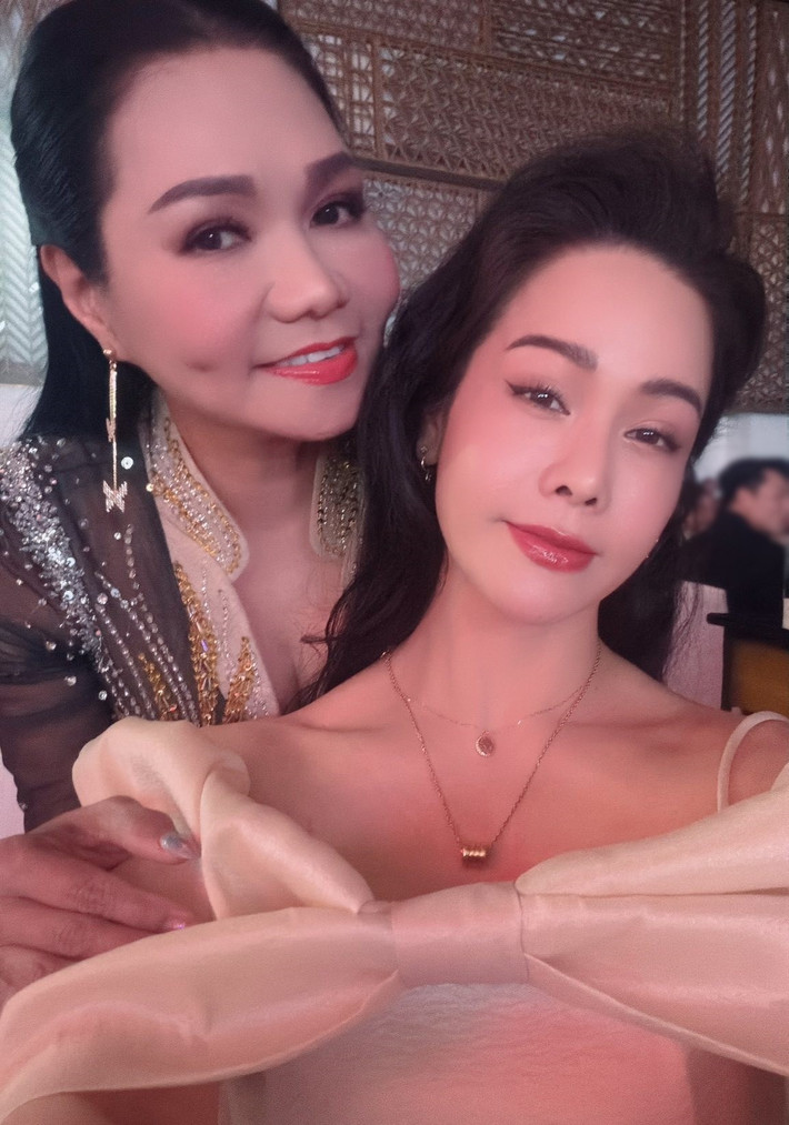 Nhật Kim Anh chúc mừng vợ chồng Đoàn Minh Tài trăm năm hạnh phúc. Ảnh: FB Nhật Kim Anh.