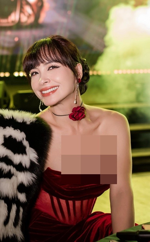 Không còn vẻ sắc sảo của thời đỉnh cao sàn diễn, Thúy Hạnh hiện mang nét đẹp đằm thắm, trưởng thành. Phong thái nhẹ nhàng, tự tin cùng thần thái điềm tĩnh giúp cô luôn nổi bật mỗi khi xuất hiện.