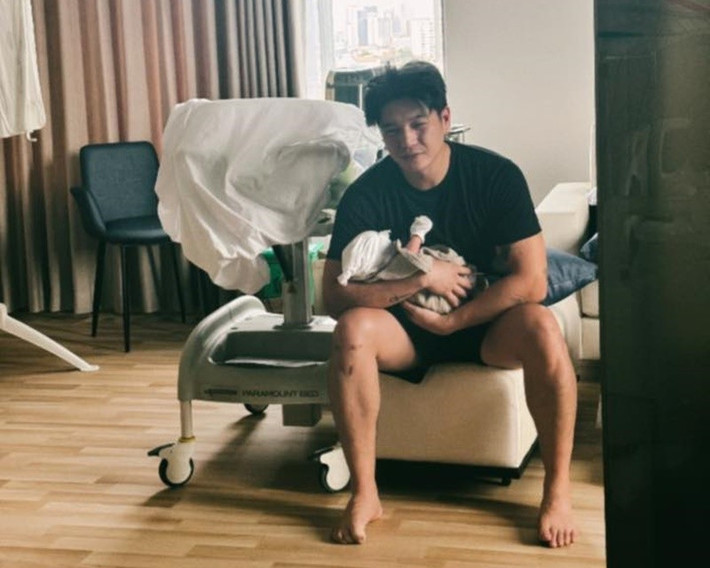 Ngô Thanh Vân chia sẻ khoảnh khắc Huy Trần cố gắng thức trông con gái. Ảnh: FB Ngô Thanh Vân.