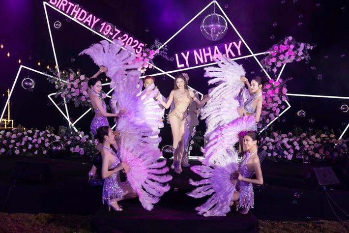 Cô biểu diễn ca khúc Fly to the moon cùng vũ đoàn. Ảnh: Luke Nguyễn.