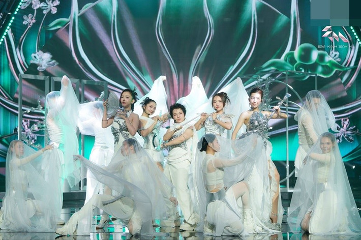 Trong livestage 1 Em xinh say hi, Phương Mỹ Chi thuộc đội Kim Cương cùng Bích Phương, Tiên Tiên, Bảo Anh và Lamoon. Nhóm thể hiện ca khúc Cầm kỳ thi họa. Theo Znews, Phương Mỹ Chi chắp bút phần outro (phần kết thúc một bài hát) mang làn điệu quan họ. Ảnh: FB Phương Mỹ Chi.