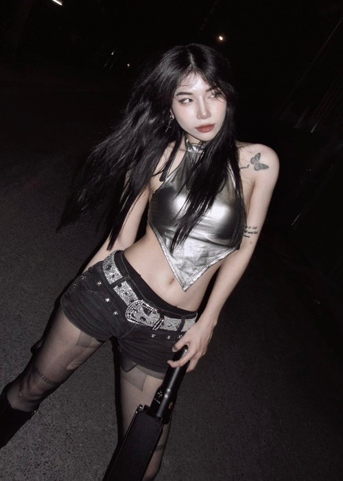 Theo VOH, Lyhan chịu ảnh hưởng của các nghệ sĩ quốc tế như ca sĩ, nhạc sĩ người Mỹ Billie Eilish, ca sĩ người Hàn Quốc HyunA, rapper, nhạc sĩ người Mỹ Doja Cat. Ảnh: FB Lyhan.