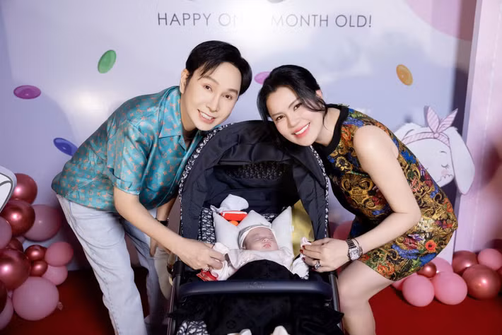 Phương Lê còn kể, Vũ Luân chăm con không phải vì trách nhiệm, mà vì trái tim anh thật sự mong muốn dành cho con những điều nguyên vẹn nhất.