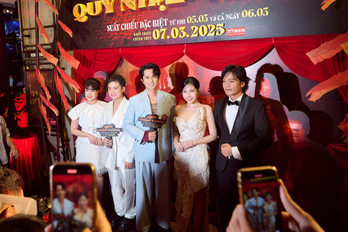 Huỳnh Phương ủng hộ Khả Như ra mắt phim. Phía Khả Như từng tặng quà sinh nhật cho bạn trai tin đồn. Ảnh: FB Huỳnh Phương.