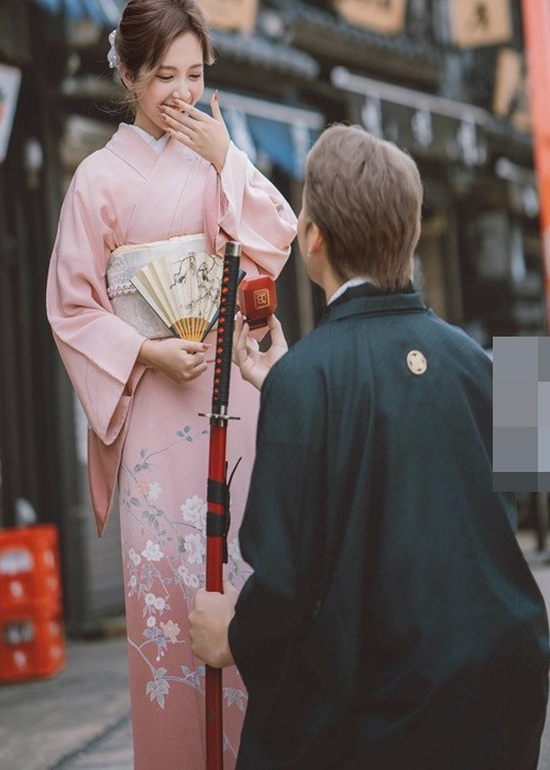 Các diễn viên Thanh Hương, Thuỳ Anh, Trinh Mỹ Duyên, Thu Quỳnh, Mạnh Hưng, Bảo Hân cũng gửi lời chúc mừng đến Đình Tú. "Hoá ra tin đồn là đúng, thế mà trước giờ em cứ tưởng hai người là bạn thân mến", Bảo Hân trêu chọc Đình Tú - Ngọc Huyền. Ảnh: FB Đình Tú.