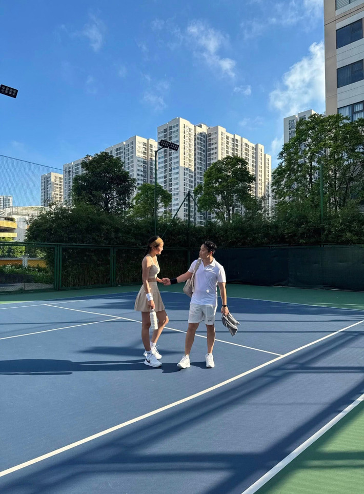 Với Hương Ly, sự nam tính và hấp dẫn của một người đàn ông không nằm ở vẻ ngoài. "Nó nằm ở cách anh hoạch định cuộc sống, cách anh âm thầm nhưng bền bỉ làm mọi thứ trở nên tốt hơn. Và chính những điều đó đã từ từ chiếm trọn trái tim em", cô trải lòng.